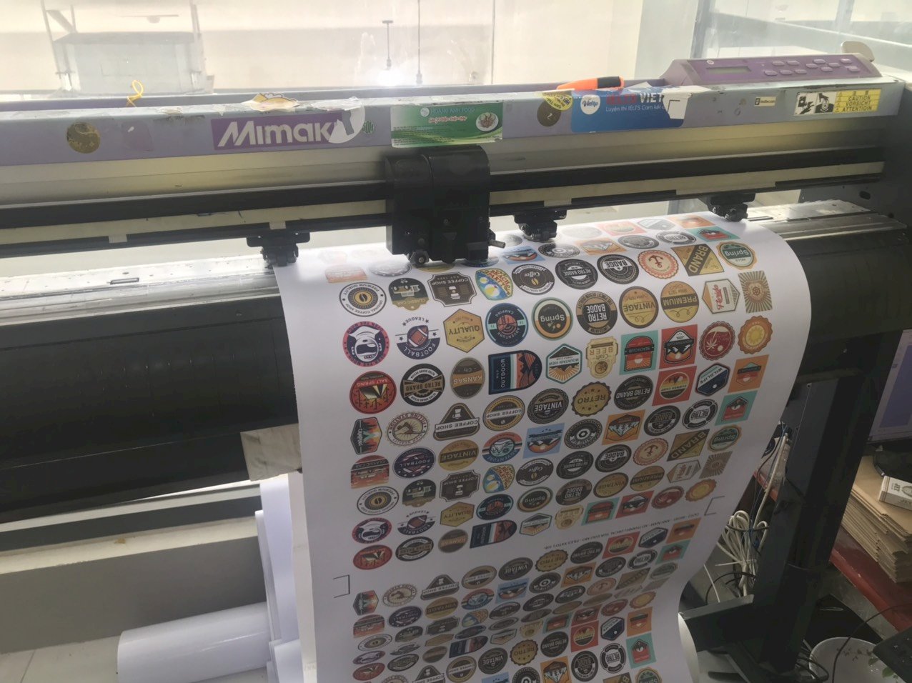 Xưởng in Decal vận hành máy bế decal Mimaki Nhật cắt bế liên tục sticker, tem nhãn