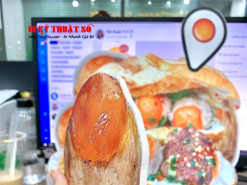 In hashtag cầm tay chụp ảnh cho quán - mô hình bánh mì 3D formex cắt CNC sắc nét