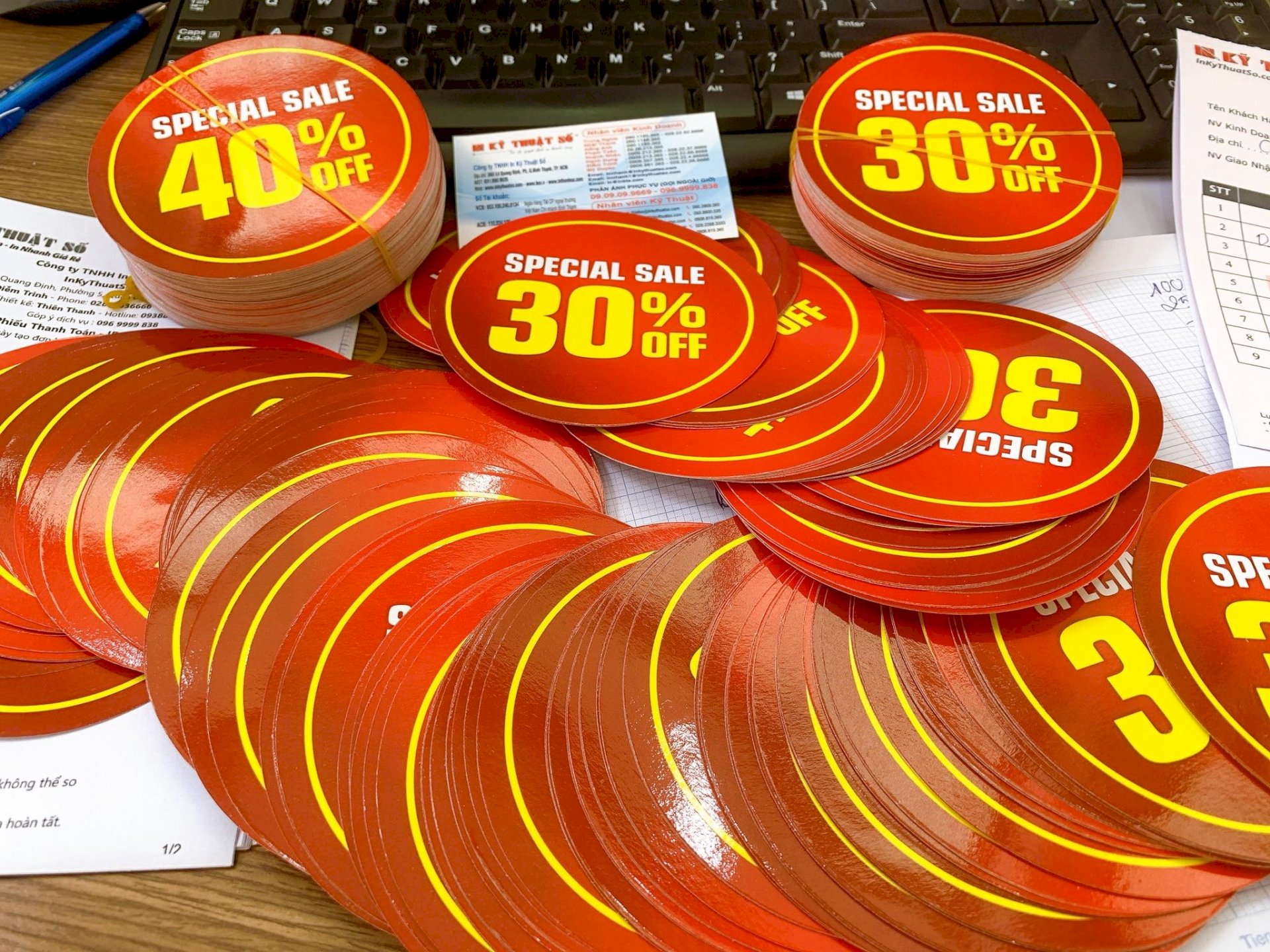 In tem giấy, in Tag giấy cán bóng, bế tròn trang trí, thông tin khuyến mãi, giảm giá