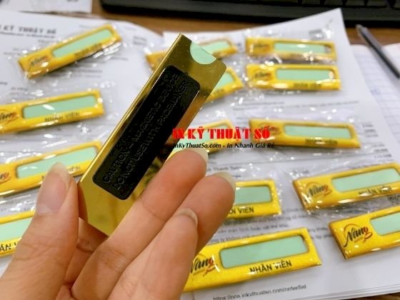 In bảng tên đeo áo nam châm hít - làm bảng tên nhân viên kim loại theo yêu cầu TPHCM