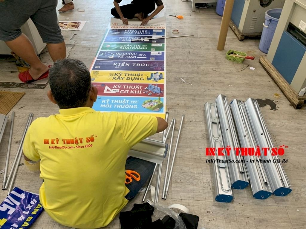 In ấn và lắp banner cuốn nhôm cao cấp khổ lớn, thay đổi chiều cao rollup banner - Ảnh: 1