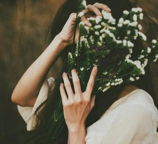 Top 101 ảnh cô gái cầm hoa che mặt đẹp nhất dùng làm avatar, hình nền điện thoại, máy tính