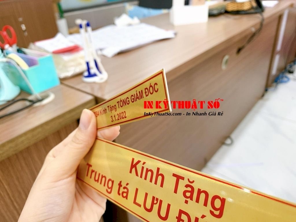 Báo giá làm bảng tên mica để bàn, cài áo, dán tường - bảng tên công ty, chức danh, nhân viên, phòng ban