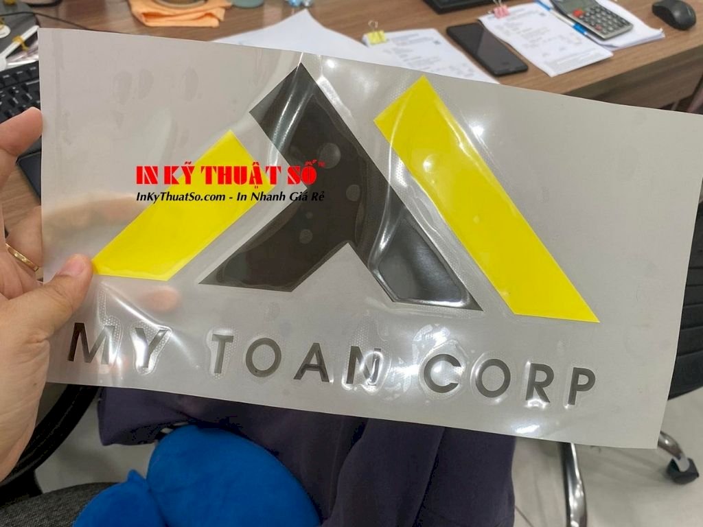 Công ty TNHH In Kỹ Thuật Số In decal pu cán keo định hình logo - In Kỹ Thuật Số Since 2006