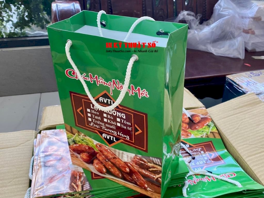 In túi quà Tết giấy C250gsm, in mặt ngoài, cán bóng, quai dù trắng - In Kỹ Thuật Số Since 2006