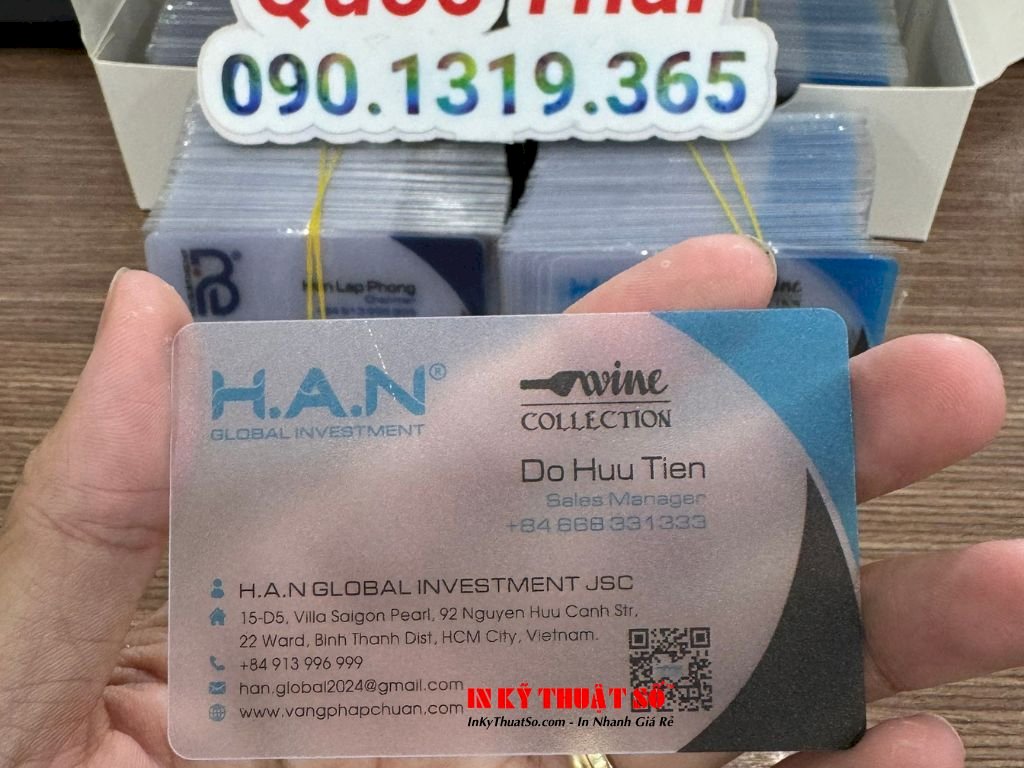 In danh thiếp trong suốt hiện đại với mã QR code