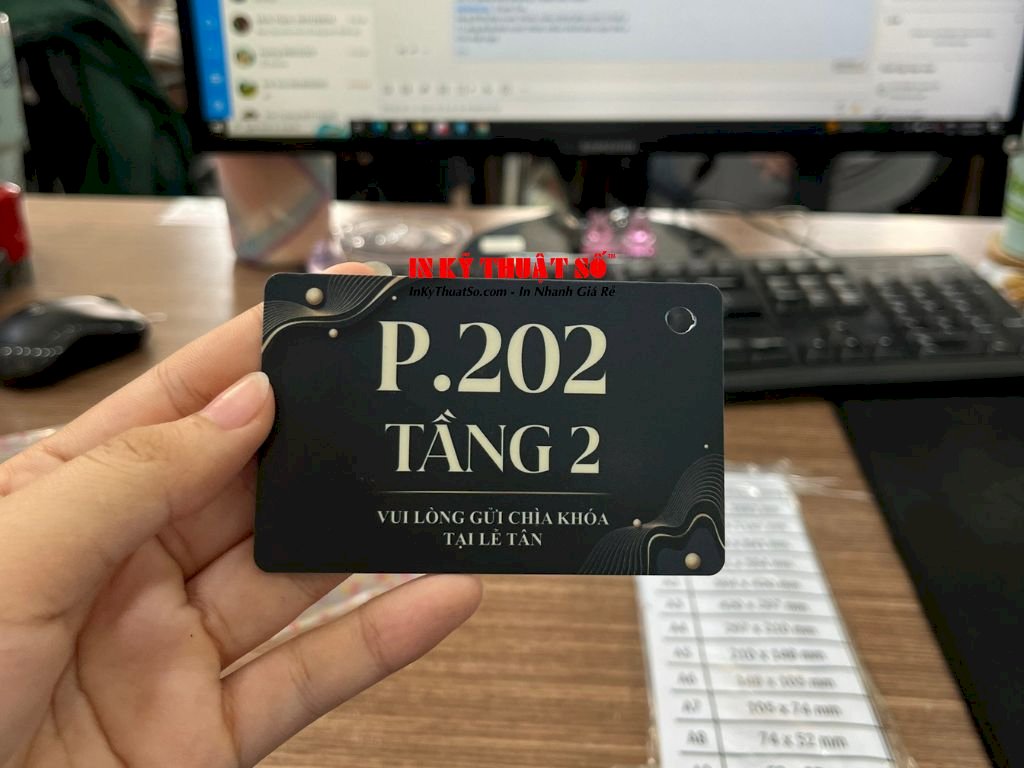 In thẻ nhựa làm tag treo cửa khách sạn - in thẻ treo phòng khách sạn bằng nhựa PVC
