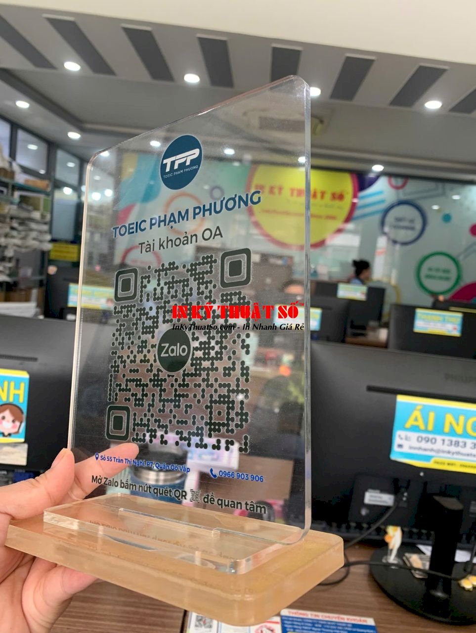 Làm standee đế Mica QRcode quét mã truy cập, quan tâm Zalo OA Trung tâm ...