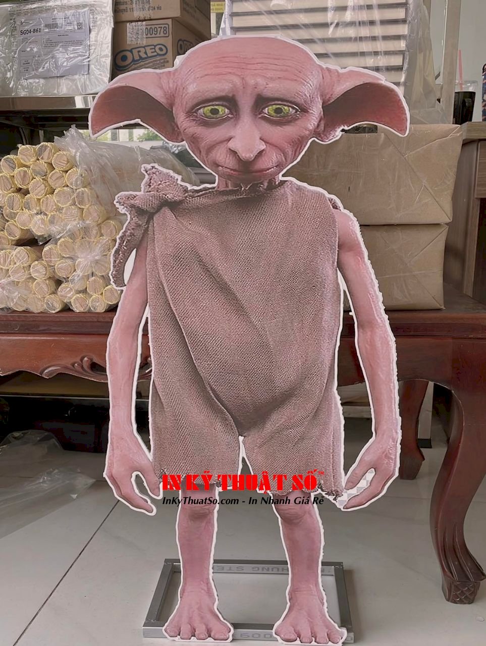 Standee Dobby (Harry Potter) chân đế sắt dựng phía sau - INKTS238
