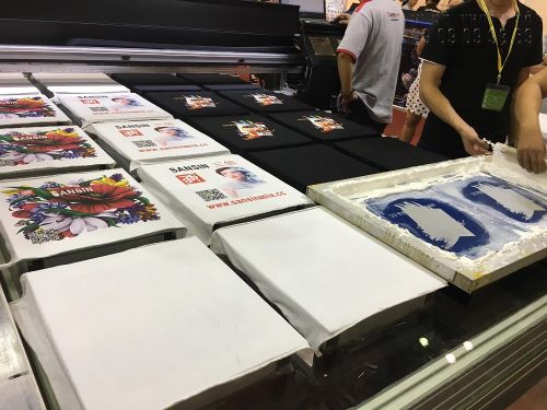 In áo thun kỹ thuật số - in kỹ thuật số áo thun - in phun trực tiếp trên máy in UV phẳng