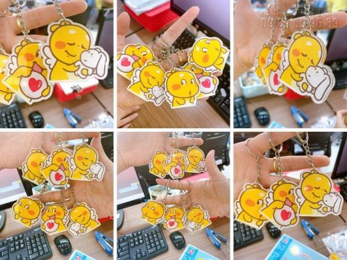 Đặt in móc khóa mica số lượng ít theo yêu cầu TPHCM - Móc khóa mica in chuyển nhiệt, hai mặt cắt hình bo theo đường viền sticker