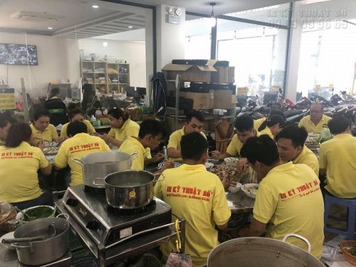 Tổ chức nấu ăn trưa thứ bảy tại công ty In Kỹ Thuật Số
