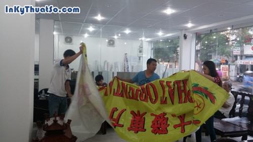 Khách hàng kiểm tra sản phẩm in khi nhận hàng tại 365 Lê Quang Định