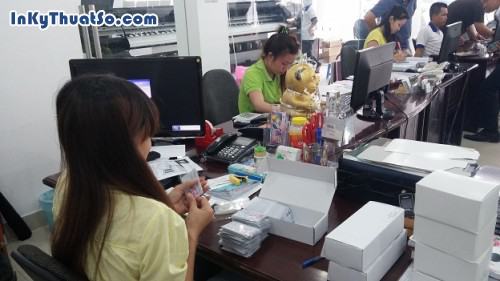 Kiểm tra thẻ nhựa trước khi giao hàng tại Công ty TNHH In Kỹ Thuật Số