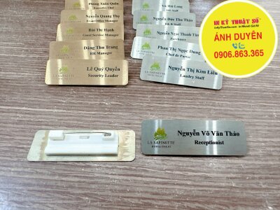 Làm bảng tên inox xước in UV gắn kim gài, thẻ tên inox nhân viên khách sạn hotel - INKTS1188