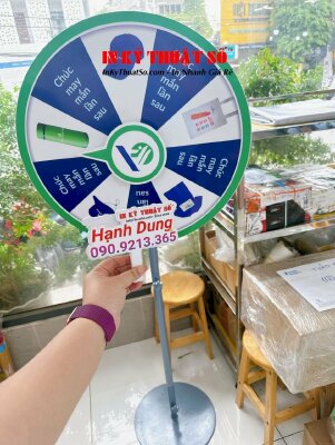 Làm vòng quay may mắn chân sắt cao 130cm, vòng quay đường kính 60cm, gắn mũi tên PP cán format - INKTS1534