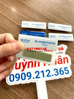 In bảng tên cài áo nam châm hít, bảng tên nhựa đổ keo chức danh Nurse y tá cho tổ chức phi lợi nhuận - INKTS1816