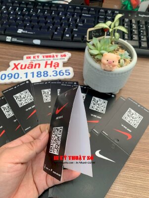 In mác treo, tag quần áo in logo thương hiệu mã QR code, bấm lỗ tròn 5li để xỏ dây dù treo tag - INKTS1720