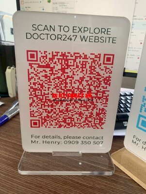 Làm standee đế Mica QRcode quét mã truy cập website - INKTS1864