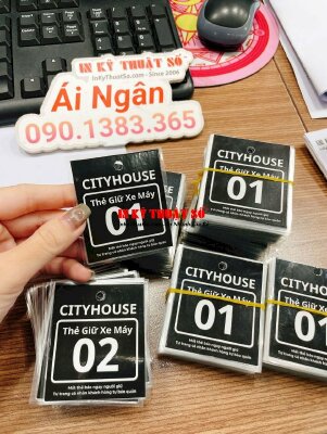 Làm thẻ giữ xe máy cho dịch vụ căn hộ, văn phòng cho thuê, in ép plastic, đục lỗ tròn 5mm - INKTS2100