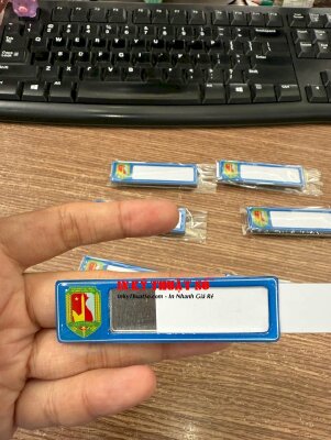 In bảng tên nhân viên văn phòng, bảng tên nhựa đổ keo gắn nam châm, có khe thay đổi tên nhân viên - INKTS3291