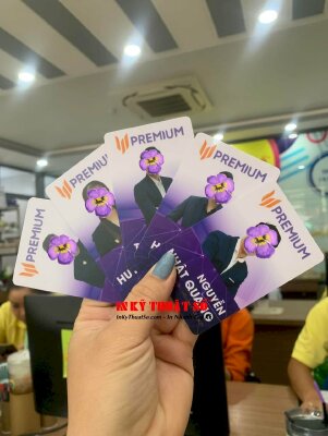 In thẻ nhân viên văn phòng dạng dọc, thẻ nhựa in hình nhân viên mặt trước, mặt sau in mã QRcode - INKTS3277