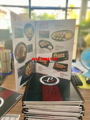In menu nhựa nhà hàng Hàn Quốc, đóng gáy lò xo đen dễ dàng lật mở từng trang, chống thấm nước - INKTS905
