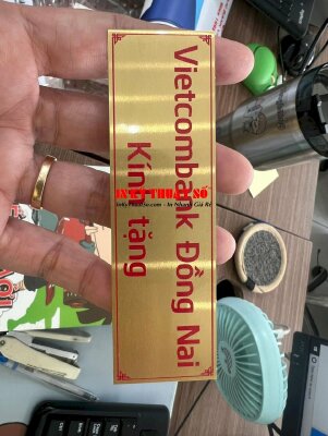 In nhãn kính tặng, nhãn dán quà tặng từ inox nhôm xước vàng chữ đỏ in UV - INKTS698