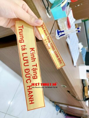 Làm thẻ nhãn Kính Tặng chữ đỏ nền vàng, in UV trên Mica, đổ keo bóng mặt trước - INKTS1968