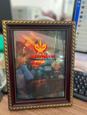Tranh Canvas in hình chế siêu nhân, lồng khung gỗ viền hoa văn, lồng kính - INKTS1158