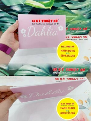 Bảng Mica tên quầy hội chợ cho shop, in UV lên Mica 21x15cm biển tên shop - INKTS1445