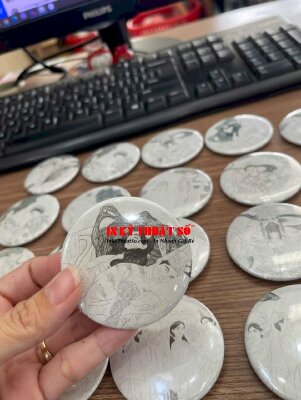 In huy hiệu nhựa gắn ghim cài áo, huy hiệu in hình ảnh nhân vật đen trắng - INKTS3350