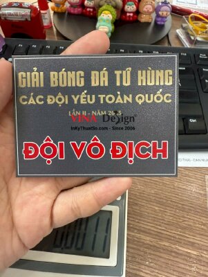 In bảng tên đội vô địch gắn cup trao giải bóng đá, in UV thẻ nhôm mỏng xước vàng - INKTS3440