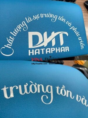 In logo slogan UV DTF dán lên ghế da simili, in UV DTF bóc dán trực tiếp lên simili - INKTS3402
