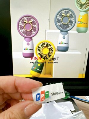 Nhãn UV DTF in logo chuỗi cửa hàng bán lẻ công nghệ dán quà tặng quạt cầm tay tặng khách - INKTS3396