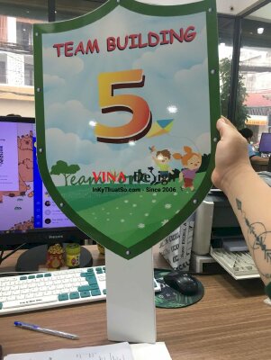 In bảng hashtag cầm tay Team building hình cái khiên - INKTS3475