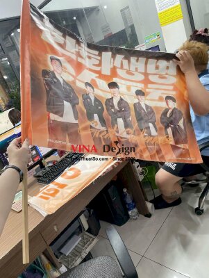 In banner cổ vũ cầm tay roadshow Fan Fest gặp gỡ tuyển thủ Esports Hàn Quốc, dạng cờ silk cán gỗ - INKTS3486
