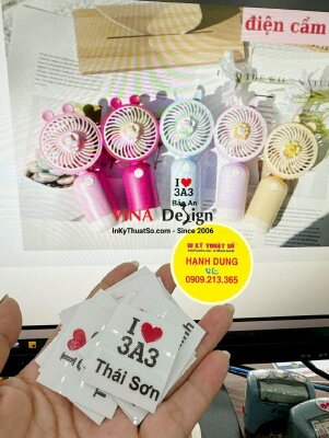 In nhãn UV DTF tên & chữ dán lên quạt cầm tay mini làm quà tặng học sinh lớp 3 - INKTS3455