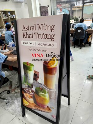 In standee chân sắt chữ A mừng khai trương quán Café & Patisserie (bánh ngọt) - INKTS3495