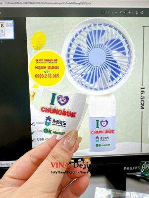 In tem nhãn UV DTF logo dán lên quạt cầm tay mini làm quà tặng cho khách hàng - INKTS3476