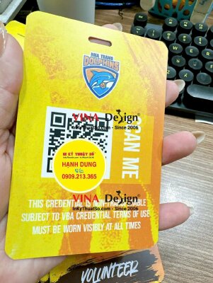 In thẻ đeo Volunteer cho sự kiện bóng rổ, thẻ nhựa bấm lỗ chữ nhật - INKTS3479