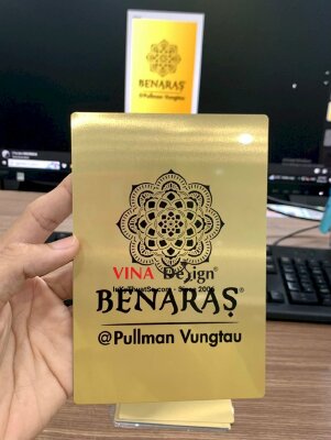 In thẻ nhôm logo gắn quyển menu bìa da cho nhà hàng cao cấp - INKTS754