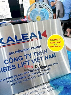 In UV inox xước ăn mòn, ốp đế Mica 10li làm bảng hiệu địa điểm kinh doanh công ty - INKTS3477