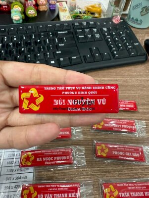 Bảng tên nhựa đổ keo gắn nam châm cài áo chức danh cho trung tâm phục vụ hành chính công - INKTS3581