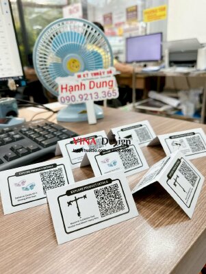 In bảng tên để bàn chữ A giới thiệu sản phẩm, có mã QR Code - INKTS783