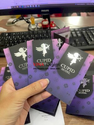 In Folder bao giấy đựng thẻ phòng khách sạn, ép kim màu bạc logo - INKTS3562
