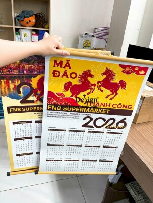 In lịch treo tường 1 tờ, giấy ảnh cán mờ, gắn ống sáo nẹp 2 đầu - INKTS3552