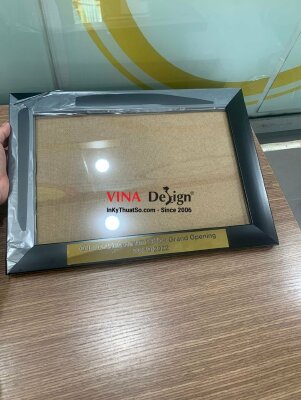 In nhãn inox tên sự kiện khai trương dán khung tranh viền đen - INKTS963
