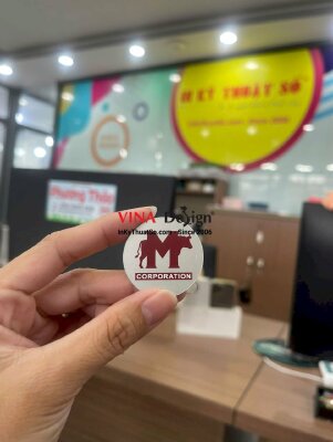 Làm huy hiệu tròn inox xước in UV lót trắng theo file in, gắn nam châm mặt sau - INKTS3614