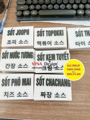 Làm thẻ Mica bảng tên các loại sốt Hàn Quốc gắn quầy gia vị - INKTS3658